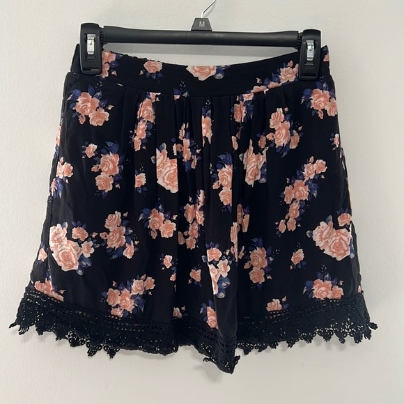 La Hearts Dresses & Skirts - La Hearts Black Floral Mini Skirt With Lace Trim Size XS EUC